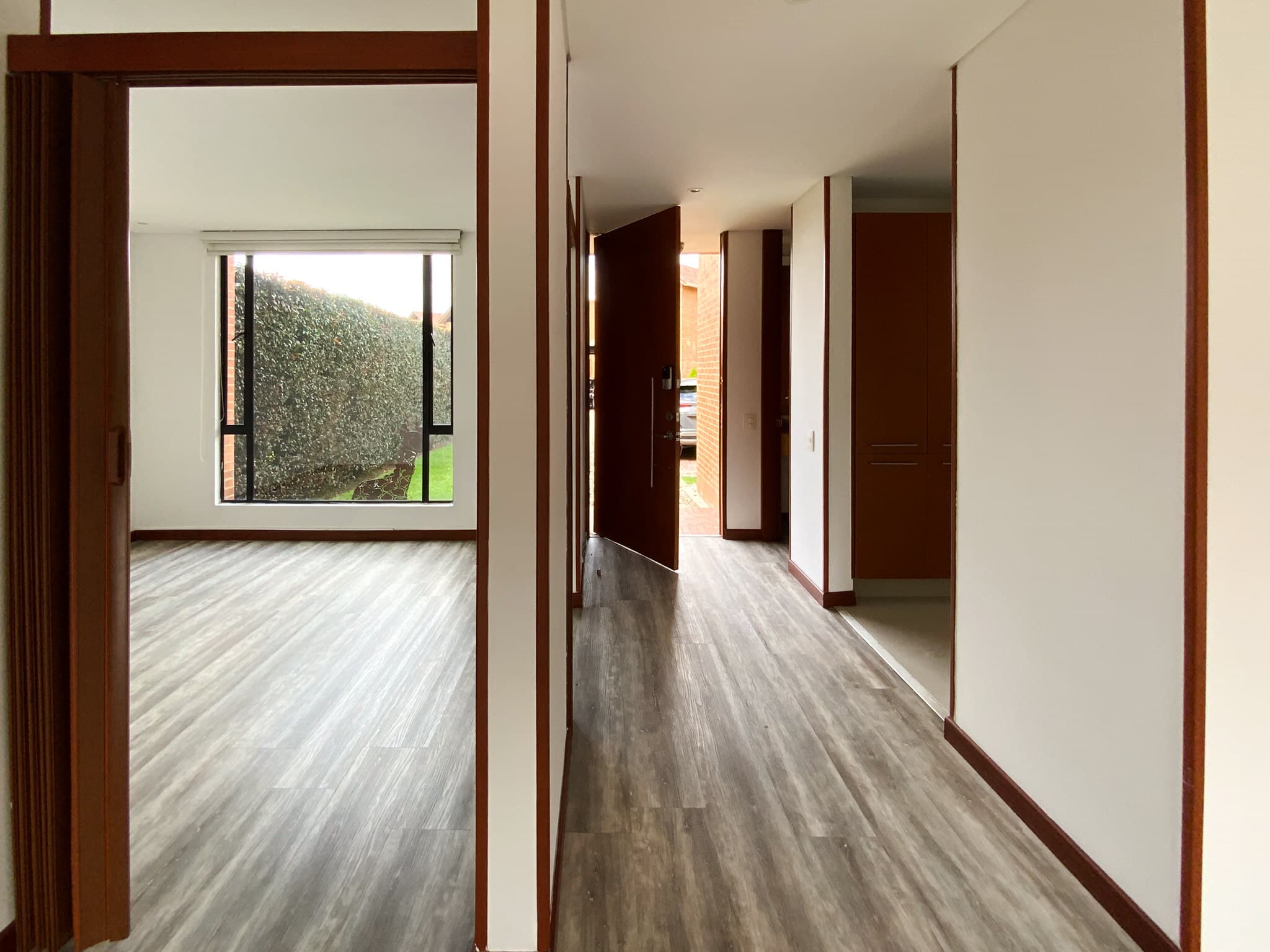 Interiores elegantes con pisos de alta calidad