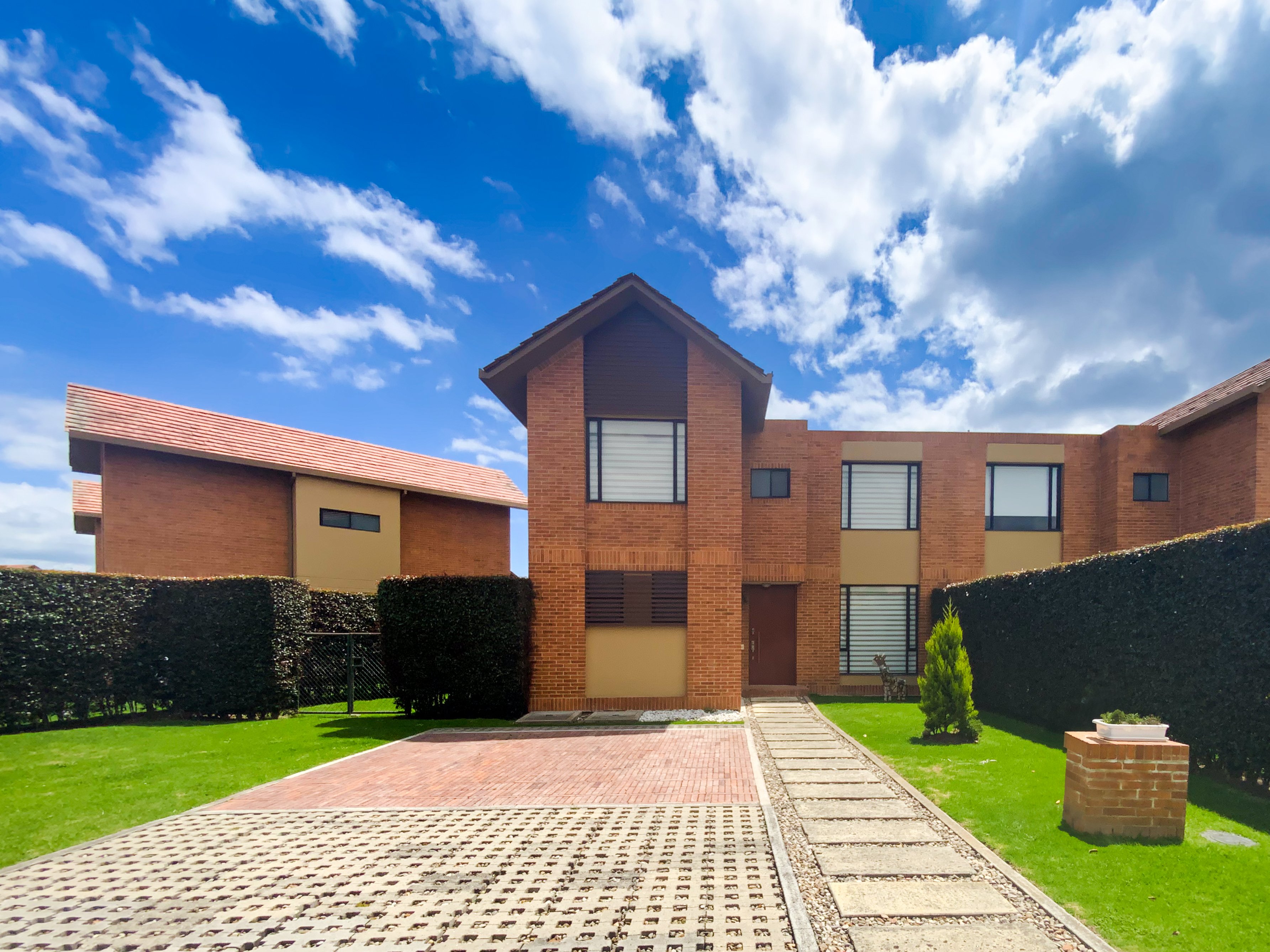 Fachada principal de Casa Fontanar en Hacienda Fontanar
